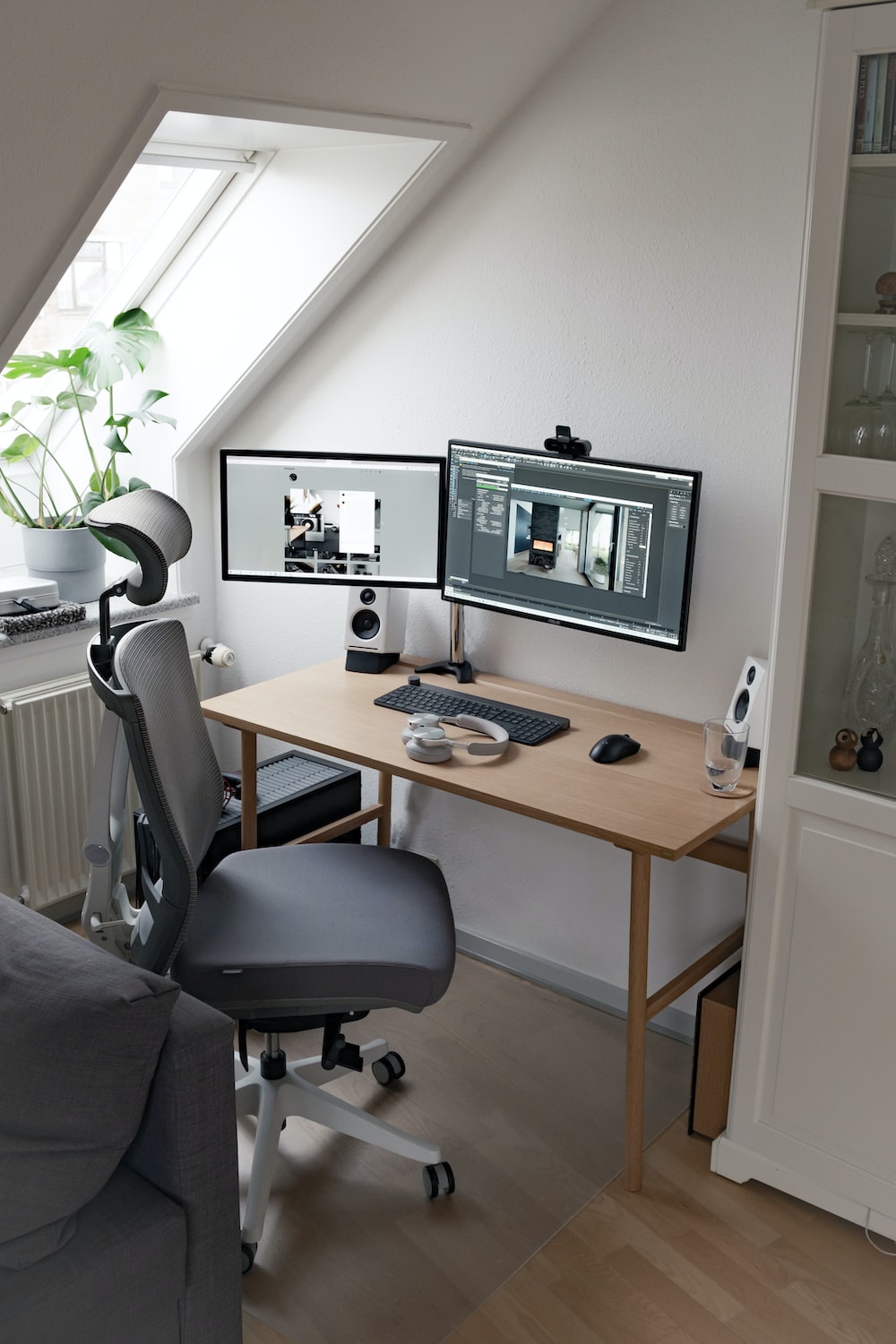 How do you arrange an office with 3 desks?