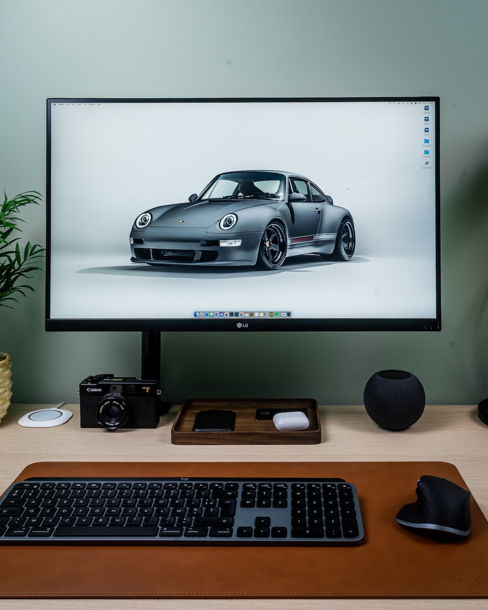 How far should computer monitor be from eyes?