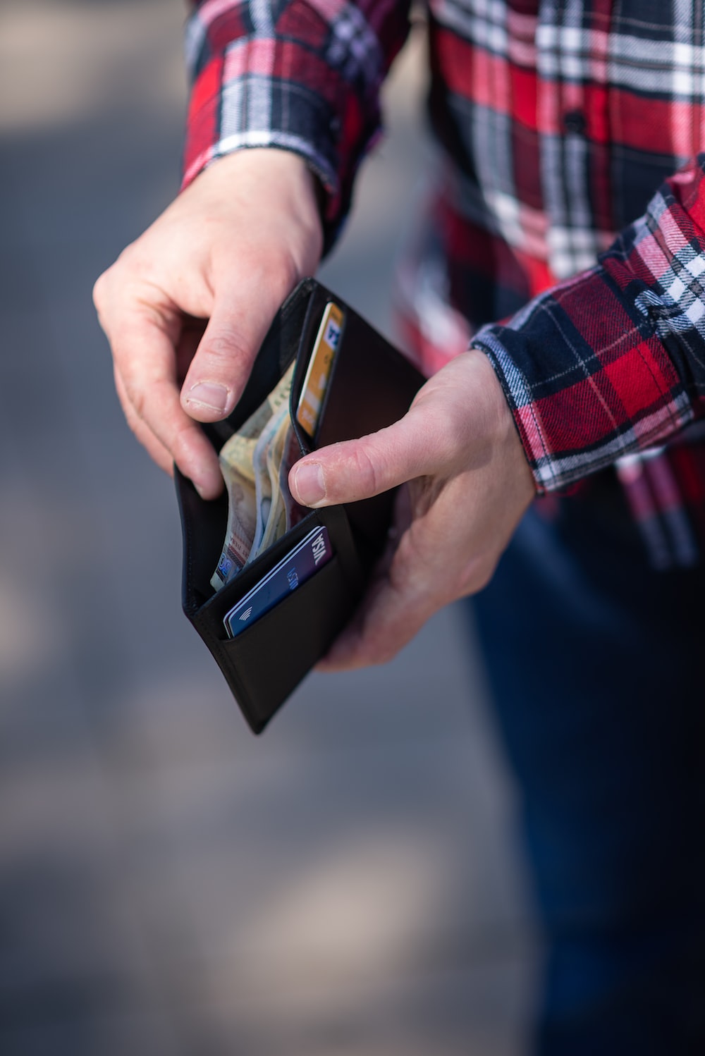 What color wallet attracts money?