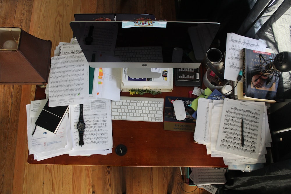 What does a cluttered desk mean?